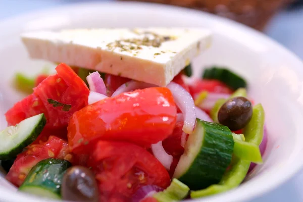 Meyhanedeki beyaz peynirli geleneksel Yunan salatası. Yüksek kalite fotoğraf