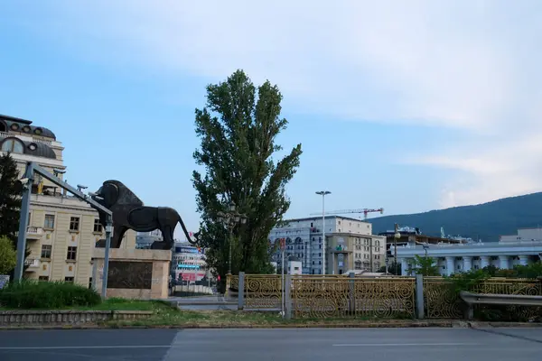 Makedonya 'nın kuzeyindeki Üsküp kentinde seyahat yürüyüşleri yapan müzelerin merkezindeki binalar görülüyor. Şehirdeki gerçek hayat ilkbahar, bahar, yaz mevsimi...