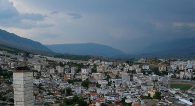 Girokastra Arnavutluk 'un güneyinde, Drinos Nehri vadisinde bir şehirdir. Bölgenin ve belediyenin idari merkezi. Akdeniz iklimi. Şu ünlü beyaz cephelerle aynı hizaya getirilmiş şehir manzarası.