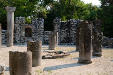 Arnavutluk 'un Butrint Ulusal Parkı' ndaki Büyük Bazilika kalıntıları. Butrint Life 'daki Triconch Sarayı tarihi ortaçağ Venedik Kulesi' nin sarayındaki tarihi bir Roma evinin ölümü. Yüksek kalite
