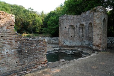 Arnavutluk 'un Butrint Ulusal Parkı' ndaki Büyük Bazilika kalıntıları. Butrint Life 'daki Triconch Sarayı tarihi ortaçağ Venedik Kulesi' nin sarayındaki tarihi bir Roma evinin ölümü. Yüksek kalite