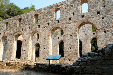 Arnavutluk 'un Butrint Ulusal Parkı' ndaki Büyük Bazilika kalıntıları. Butrint Life 'daki Triconch Sarayı tarihi ortaçağ Venedik Kulesi' nin sarayındaki tarihi bir Roma evinin ölümü. Yüksek kalite