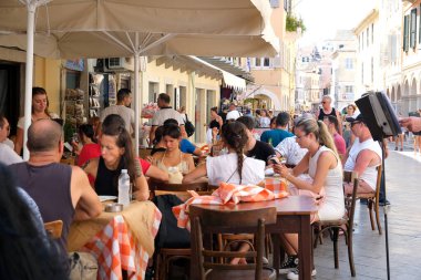 Corfu, Yunanistan 09 Sep, 2023 Turistler, Liston Meydanı 'ndaki kafe ve restoranlarda yaz tatili tatilleri boyunca hareket halindeler. Yüksek kalite fotoğraf