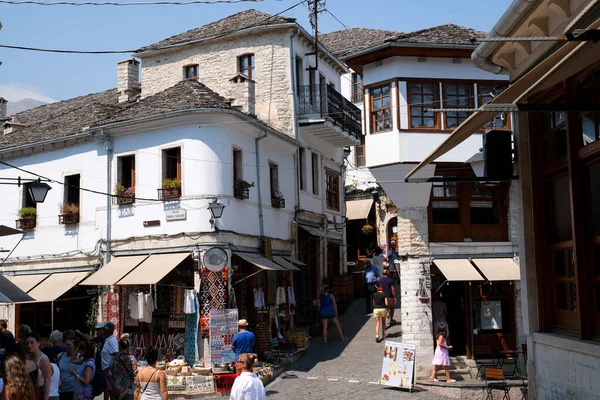 Girokastra Arnavutluk 'un güneyinde, Drinos Nehri vadisinde bir şehirdir. Bölgenin ve belediyenin idari merkezi. Akdeniz iklimi. Beyaz cepheler. Arnavutluk 09.09.2023
