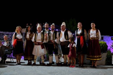 İyon Denizi Arnavut aroması ve gelenekleri ulusal şarkılar ve ulusal danslar öğretmek. Arnavut çoksesli şarkı söyleme, UNESCO 'nun soyut kültürel mirası. Arnavutluk ksemil saranta 10.09.2023.