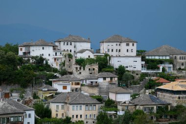 Girokastra Arnavutluk 'un güneyinde, Drinos Nehri vadisinde bir şehirdir. Bölgenin ve belediyenin idari merkezi. Akdeniz iklimi. Şu ünlü beyaz cephelerle aynı hizaya getirilmiş şehir manzarası.