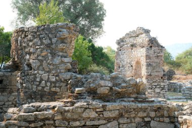 Arnavutluk 'un Butrint Ulusal Parkı' ndaki Büyük Bazilika kalıntıları. Butrint Life 'daki Triconch Sarayı tarihi ortaçağ Venedik Kulesi' nin sarayındaki tarihi bir Roma evinin ölümü. Yüksek kalite