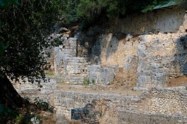 Arnavutluk 'un Butrint Ulusal Parkı' ndaki Büyük Bazilika kalıntıları. Butrint Life 'daki Triconch Sarayı tarihi ortaçağ Venedik Kulesi' nin sarayındaki tarihi bir Roma evinin ölümü. Yüksek kalite