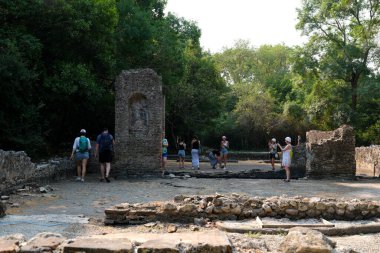 Turist Gezi Rehberi. İnsanlar hakkında yeni bilgiler. Butrint Life 'daki Triconch Sarayı tarihi ortaçağ Venedik Kulesi' nin sarayındaki tarihi bir Roma evinin ölümü. Arnavutluk 09.09.2023