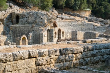Arnavutluk 'un Butrint Ulusal Parkı' ndaki Büyük Bazilika kalıntıları. Butrint Life 'daki Triconch Sarayı tarihi ortaçağ Venedik Kulesi' nin sarayındaki tarihi bir Roma evinin ölümü. Yüksek kalite