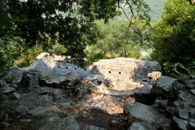 Arnavutluk 'un Butrint Ulusal Parkı' ndaki Büyük Bazilika kalıntıları. Butrint Life 'daki Triconch Sarayı tarihi ortaçağ Venedik Kulesi' nin sarayındaki tarihi bir Roma evinin ölümü. Yüksek kalite