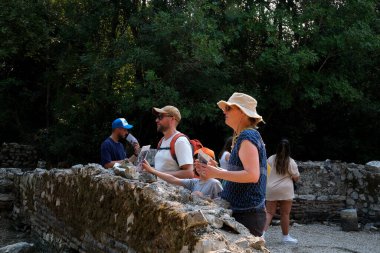 Turist Gezi Rehberi. İnsanlar hakkında yeni bilgiler. Butrint Life 'daki Triconch Sarayı tarihi ortaçağ Venedik Kulesi' nin sarayındaki tarihi bir Roma evinin ölümü. Arnavutluk 09.09.2023