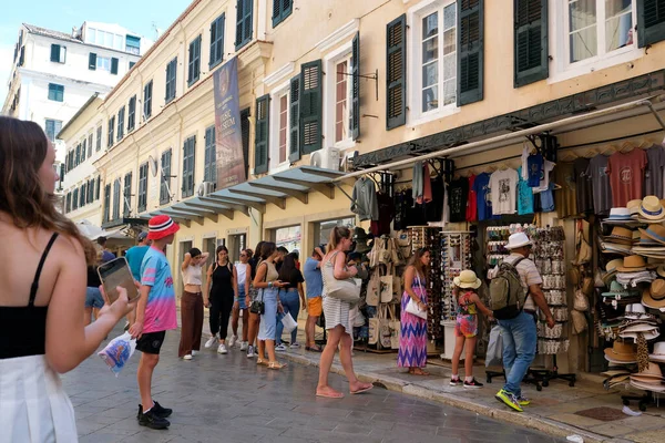 Corfu, Yunanistan 09 Sep, 2023 Turistler, Liston Meydanı 'ndaki kafe ve restoranlarda yaz tatili tatilleri boyunca hareket halindeler. Yüksek kalite fotoğraf