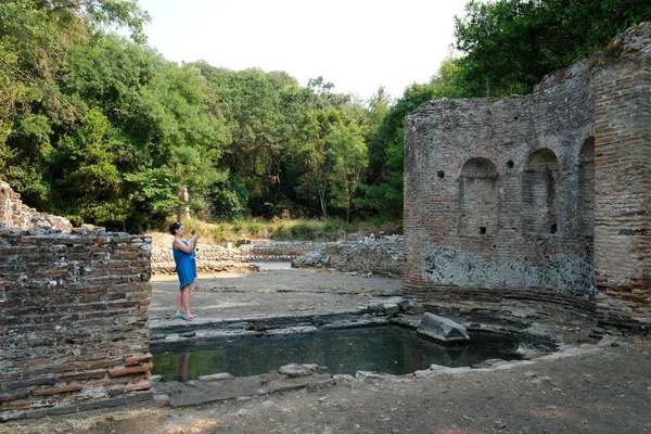 Turist Gezi Rehberi. İnsanlar hakkında yeni bilgiler. Butrint Life 'daki Triconch Sarayı tarihi ortaçağ Venedik Kulesi' nin sarayındaki tarihi bir Roma evinin ölümü. Arnavutluk 09.09.2023