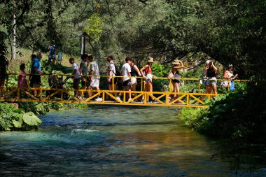 Suriye Kalter Mavi Göz. Yeraltı Bistrice Nehri kaynağı. Arnavutluk 'un Vlore İlçesi' nde Muzine. Yüksek kaliteli Arnavutluk 09.09.2023