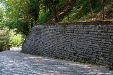 Girokastra Arnavutluk 'un güneyinde, Drinos Nehri vadisinde bir şehirdir. Bölgenin ve belediyenin idari merkezi. Akdeniz iklimi. Şu ünlü beyaz cephelerle aynı hizaya getirilmiş şehir manzarası.