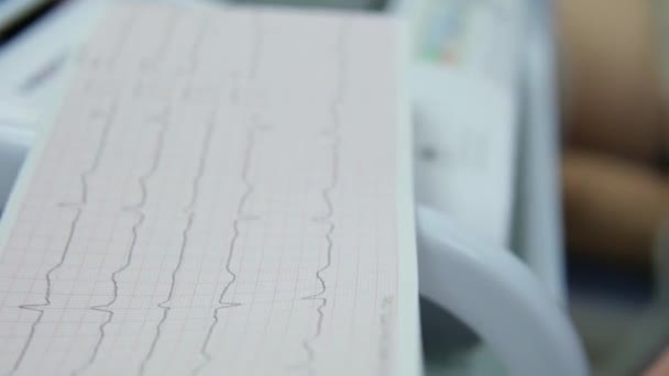 Ένας Καρδιολόγος Κάνει Καρδιογράφημα Στον Ασθενή Γυναικεία Χέρια Του Επαγγελματία — Αρχείο Βίντεο
