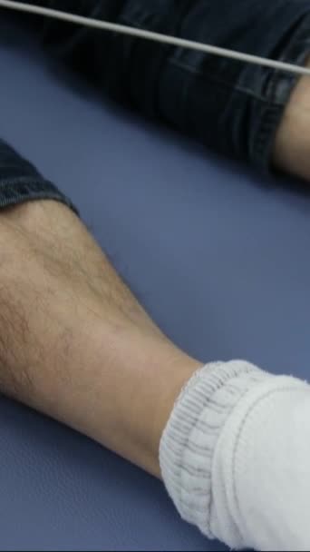 Ein Kardiologe Macht Dem Patienten Ein Kardiogramm Weibliche Hände Eines — Stockvideo