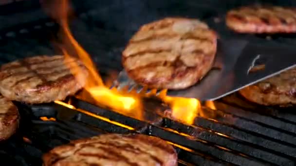 햄버거를위한 바베큐와 튀김과 주걱과 맛있는 불타고 맛있습니다 — 비디오