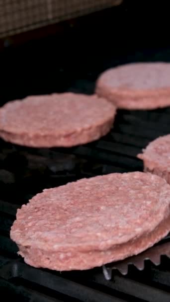 Barbecue Pour Hamburger Cuit Sur Feu Ouvert Retourné Galettes Viande — Video