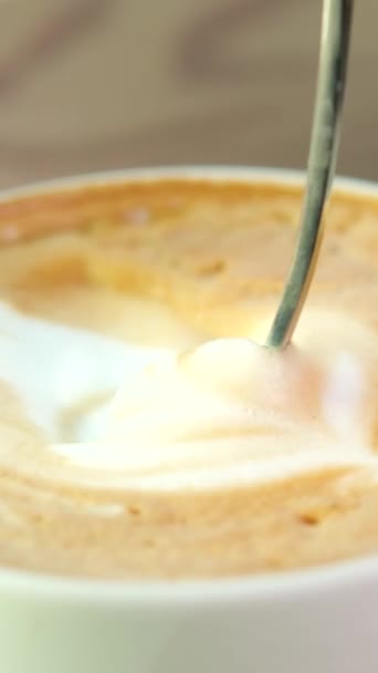 Πολύ Ορεκτικό Αφρό Καφέ Κουτάλι Αναδεύεται Γρήγορα Λευκό Φόντο Κύπελλο — Αρχείο Βίντεο
