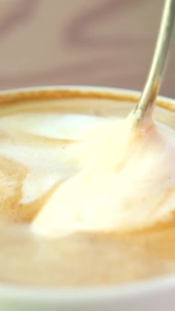 Bardzo Apetyczna Pianka Kawy Łyżką Szybko Wymieszać Białym Tle Kubek — Wideo stockowe