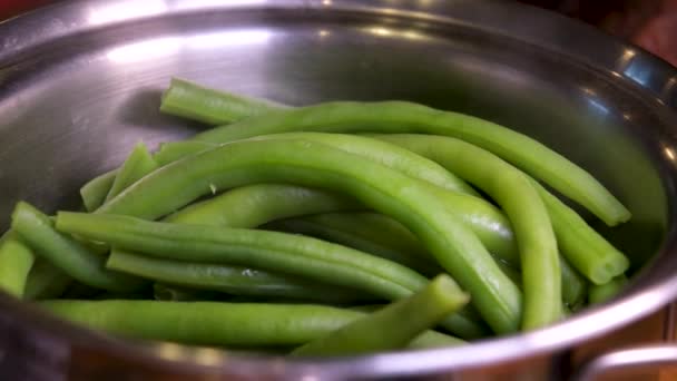 蒸し鍋で沸騰し始めている活気に満ちた緑の豆のクローズアップビュー ベジタリアンと健康的な食事のコンセプトを調理 高品質で — ストック動画