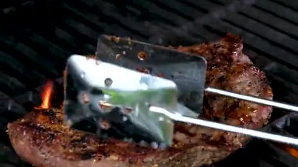 Close Zicht Sappige Gekookte Plakjes Vlees Met Vlammen Origineel Gerecht — Stockvideo