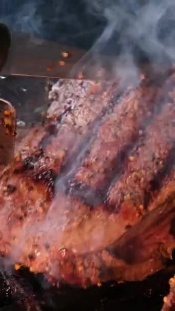 近景多汁熟肉片与火 原来的菜谱 专业烹饪 食品配方 高质量的视频烹饪蒸汽在火上的真实作用 — 图库视频影像