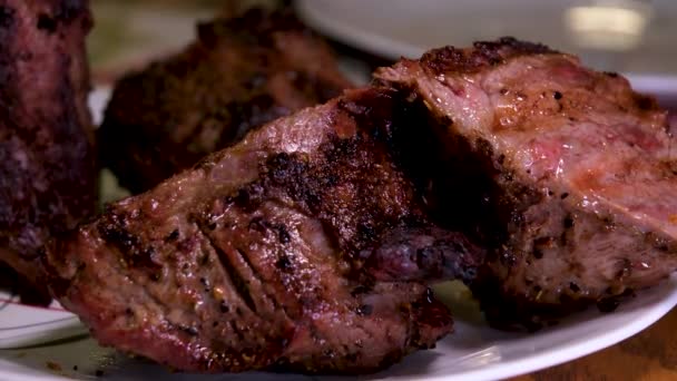 炎で肉のジューシーな調理されたスライスのクローズアップビュー オリジナルディッシュレシピ プロの料理 食品レシピ 実際の火のステーキを調理する高品質のビデオ — ストック動画