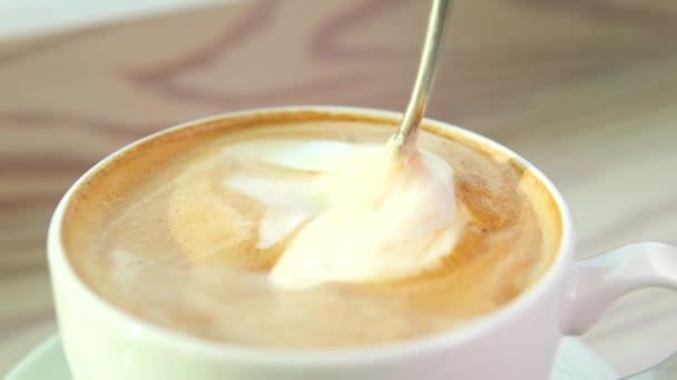 Velmi Chutné Káva Pěna Lžící Rychle Míchat Bílém Poháru Pozadí — Stock video