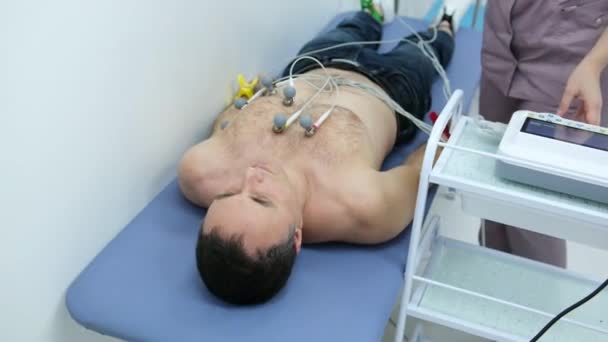 Problème Faire Cardiogramme Pour Homme Avec Poilu Poitrine Collant Ventouses — Video