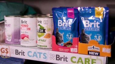 Mağazadaki İngiliz bakımı beslemesinde evcil hayvan yemeği. Yüksek kaliteli Ukrayna Vinnitsa 2023