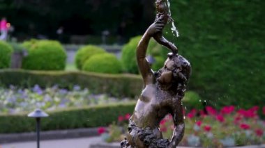 Butchart Bahçeleri Victoria Adası 'ndaki Butchert' in ünlü bahçeleri. Kanada çeşmesi. Yüksek kalite 4k görüntü
