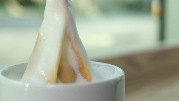 우유와 가방은 컵에서 테이블에 맛있는 클로즈업 감기에 따뜻하게 뜨거운 엘릭서를 — 비디오
