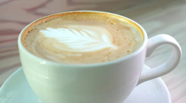 Cafe 'de bir fincan kapuçino, sütlü kahve. 