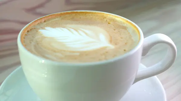 Kopje Cappuccino Kurkuma Chai Latte Bij Cafe Stockfoto