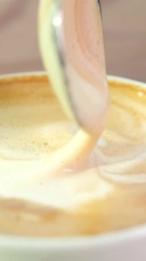 Cafe 'de bir fincan kapuçino, sütlü kahve. 