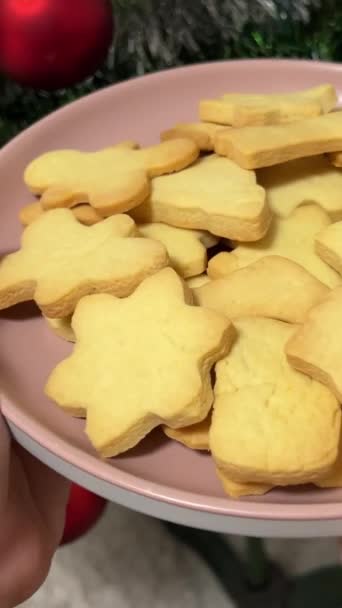 Rózsaszín Tányéron Közel Karácsonyfa Kezek Viszont Lemez Cookie Kat Gyönyörű — Stock videók