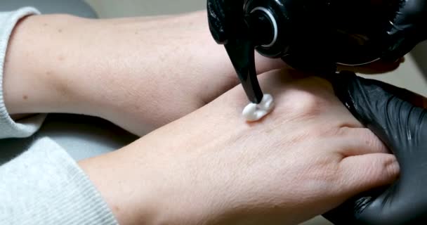 Salonie Czarnych Rękawiczkach Mistrz Rozmazuje Kobiece Dłonie Kremem Manicure Zabieg — Wideo stockowe