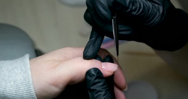 正在做一个修指甲特写 美容院的手和指甲在黑暗的背景 视频镜头 高质量的4K镜头 — 图库视频影像