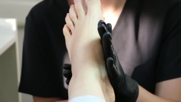 Επαγγελματικό Μασάζ Ποδιών Στο Σαλόνι Πεντικιούρ Φροντίδα Ποδιών Γυναίκα Γιατρός — Αρχείο Βίντεο