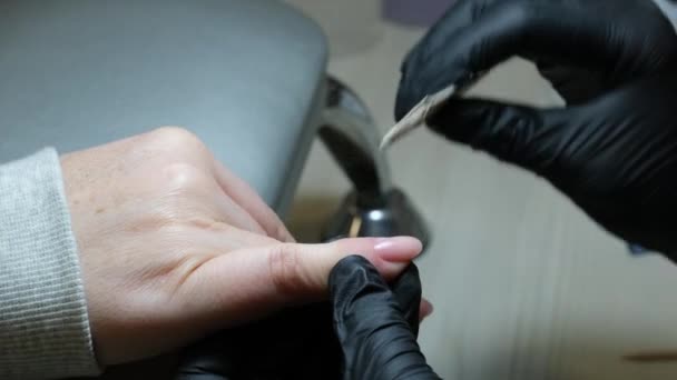 Czyszczenie Paznokci Przy Użyciu Manicure Cutter Makro Żel Usuwania Zbliżeń — Wideo stockowe