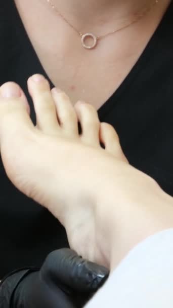 Profesjonalny Masaż Stóp Pedicure Salon Pielęgnacji Stóp Lekarz Czarnych Rękawiczkach — Wideo stockowe
