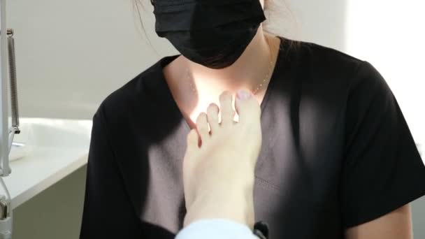 Professionele Voetmassage Pedicure Salon Voetverzorging Vrouw Arts Zwarte Handschoenen Een — Stockvideo