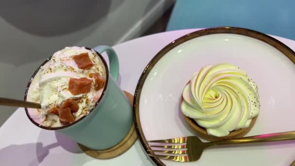 Deliciosa Tarta Limón Plato Blanco Con Dorado Con Crema Sobre — Vídeos de Stock