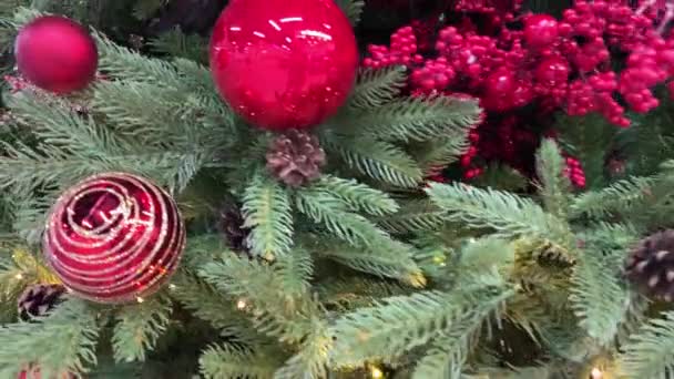 Nieuwjaar Kerstboom Staat Met Rood Speelgoed Een Kunstmatige Vogel Van — Stockvideo