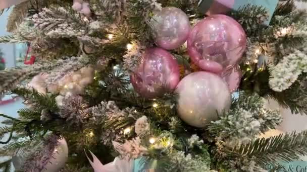 白と青のピンクの装飾のインテリアクリスマスカードに青と白のおもちゃが付いているクリスマスツリー 高品質の4K映像 — ストック動画