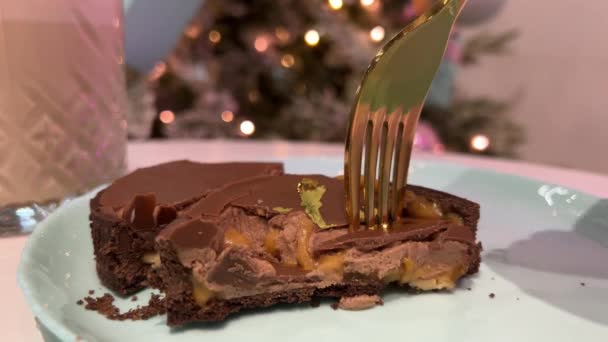 Delicioso Bolo Chocolate Caramelo Coberto Com Nozes Ouro Comestível Cortado — Vídeo de Stock
