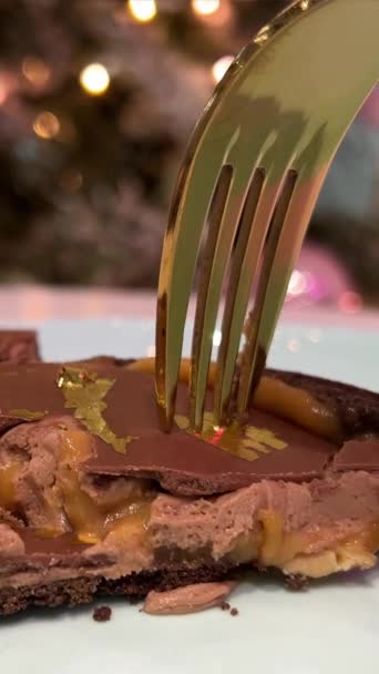 美味的焦糖巧克力蛋糕 上面有坚果和用金叉切割的可食用黄金 高质量的4K镜头 — 图库视频影像